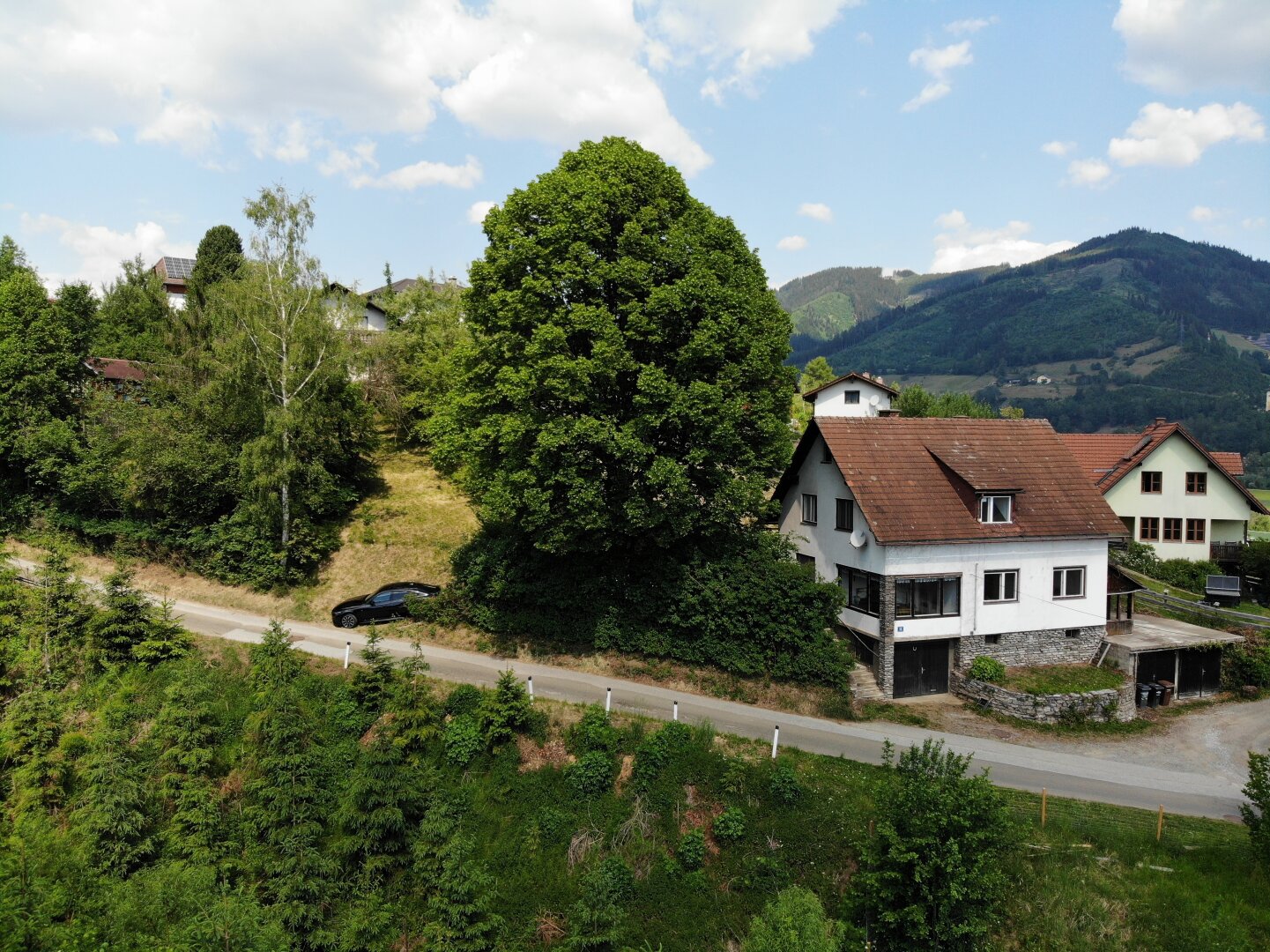 Sanierungsbedürftiges Einfamilienhaus mit Garagen & traumhaftem Ausblick in Oberaich