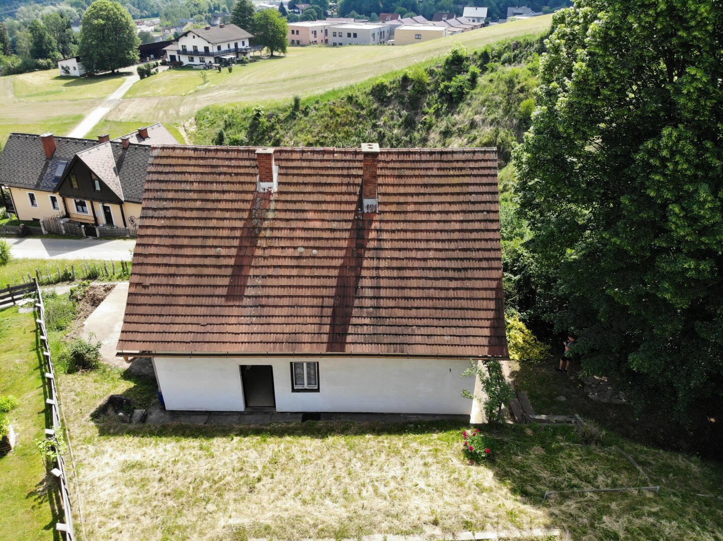 Sanierungsbedürftiges Einfamilienhaus mit Garagen & traumhaftem Ausblick in Oberaich