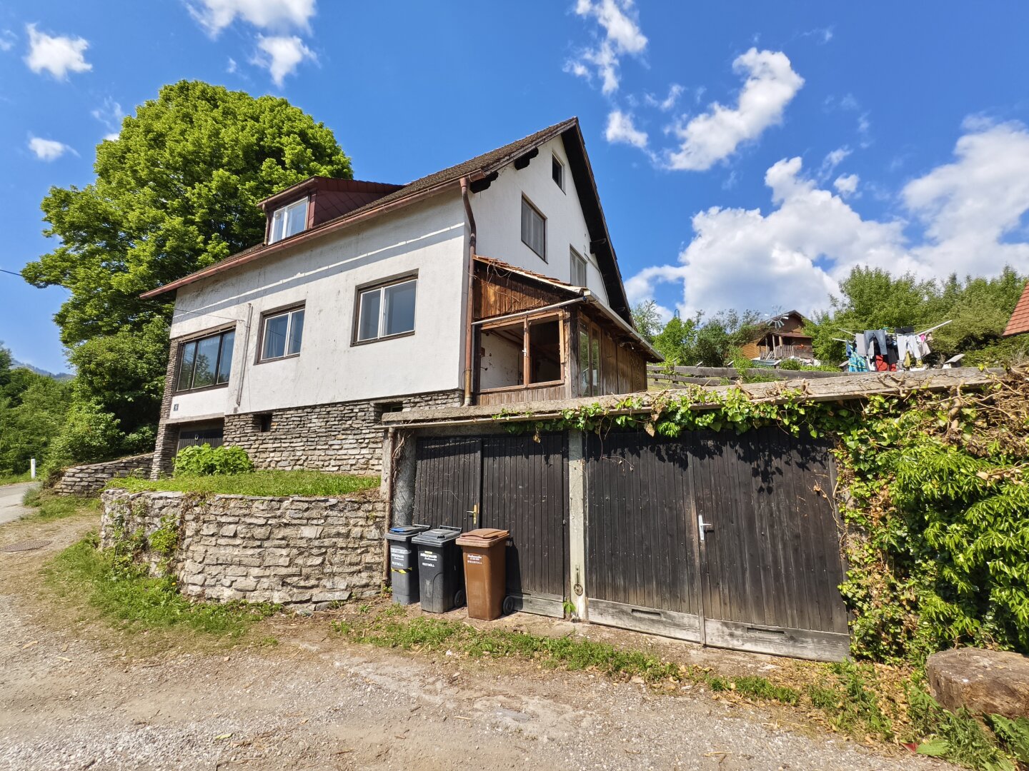 Sanierungsbedürftiges Einfamilienhaus mit Garagen & traumhaftem Ausblick in Oberaich