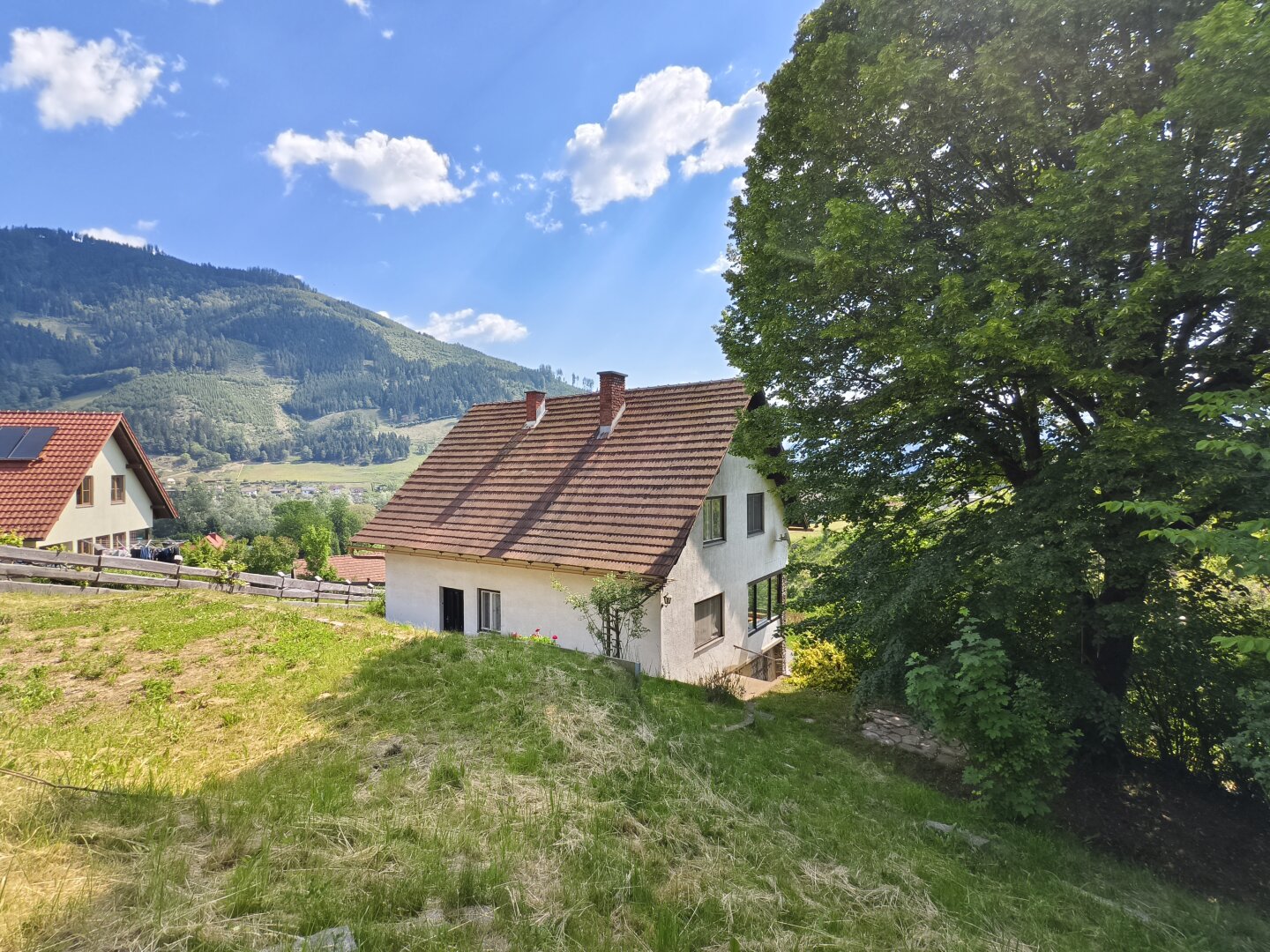 Sanierungsbedürftiges Einfamilienhaus mit Garagen & traumhaftem Ausblick in Oberaich