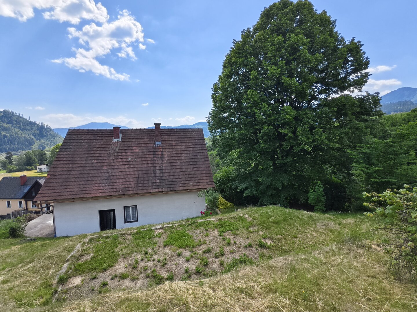 Sanierungsbedürftiges Einfamilienhaus mit Garagen & traumhaftem Ausblick in Oberaich