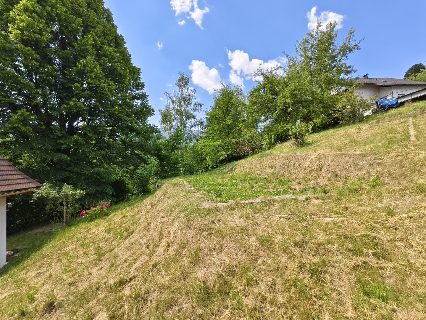Sanierungsbedürftiges Einfamilienhaus mit Garagen & traumhaftem Ausblick in Oberaich