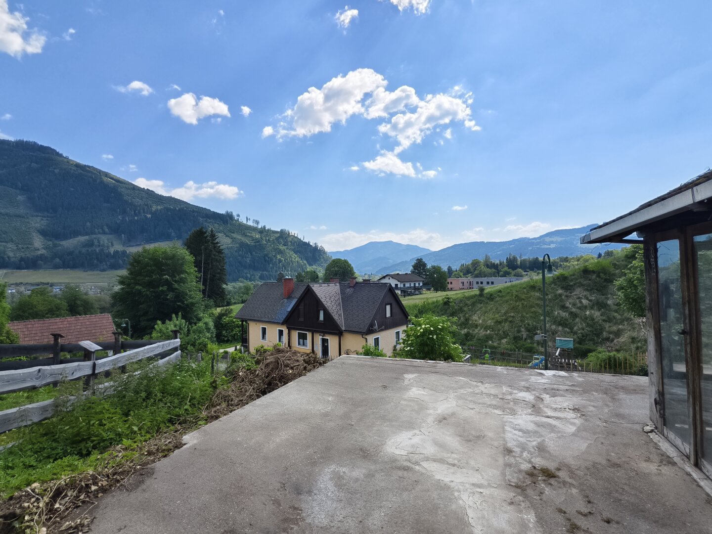 Sanierungsbedürftiges Einfamilienhaus mit Garagen & traumhaftem Ausblick in Oberaich