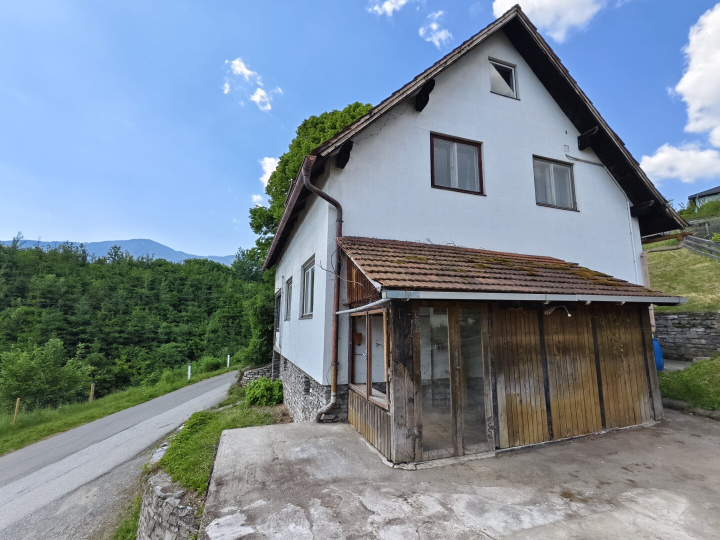 Sanierungsbedürftiges Einfamilienhaus mit Garagen & traumhaftem Ausblick in Oberaich