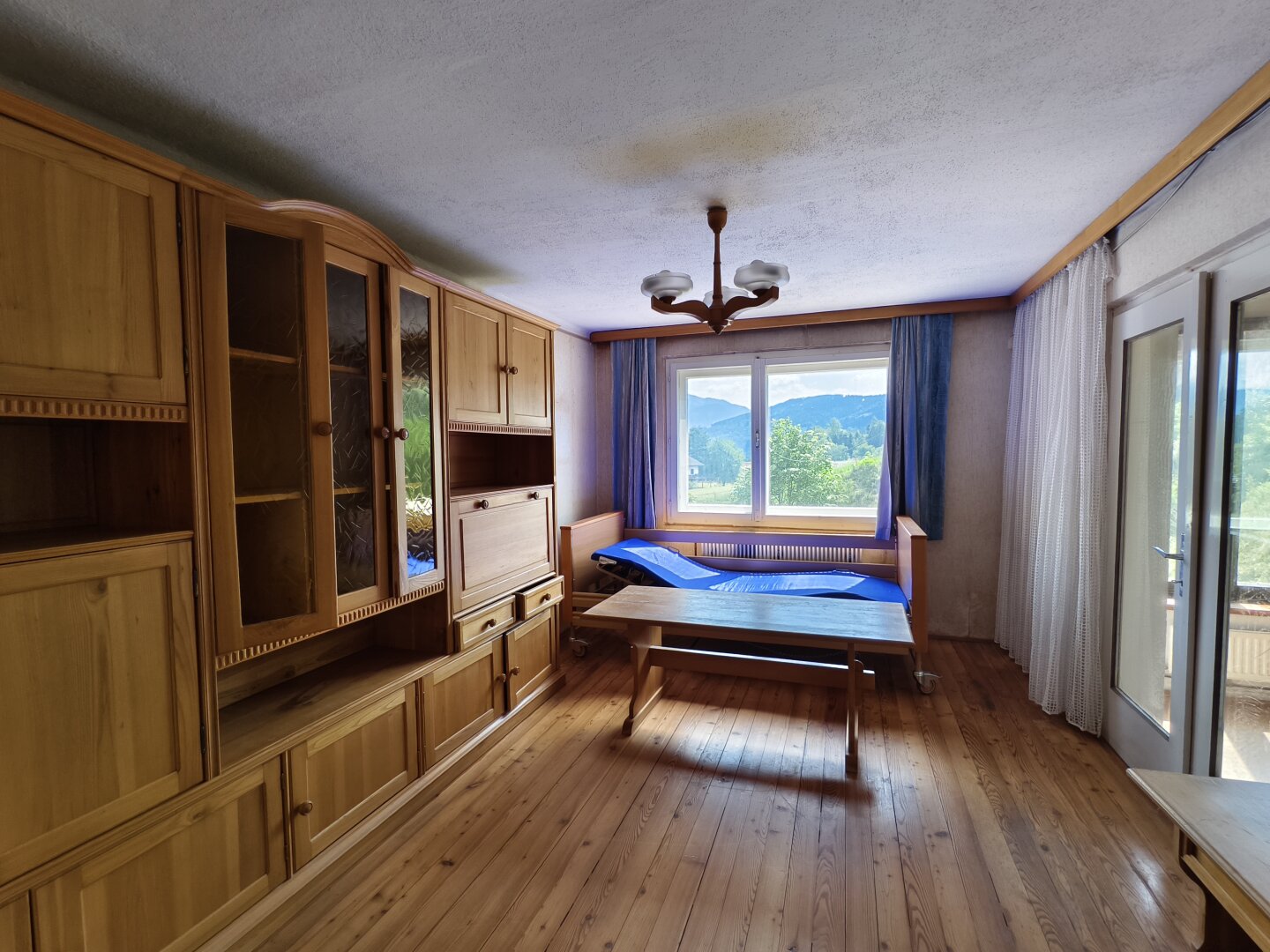Sanierungsbedürftiges Einfamilienhaus mit Garagen & traumhaftem Ausblick in Oberaich