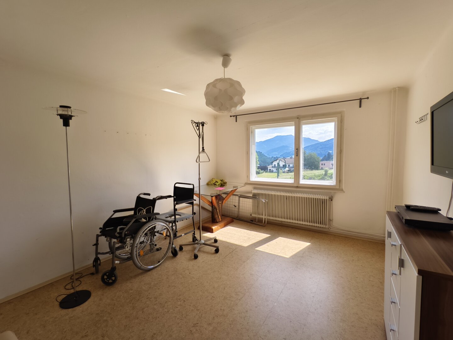 Sanierungsbedürftiges Einfamilienhaus mit Garagen & traumhaftem Ausblick in Oberaich