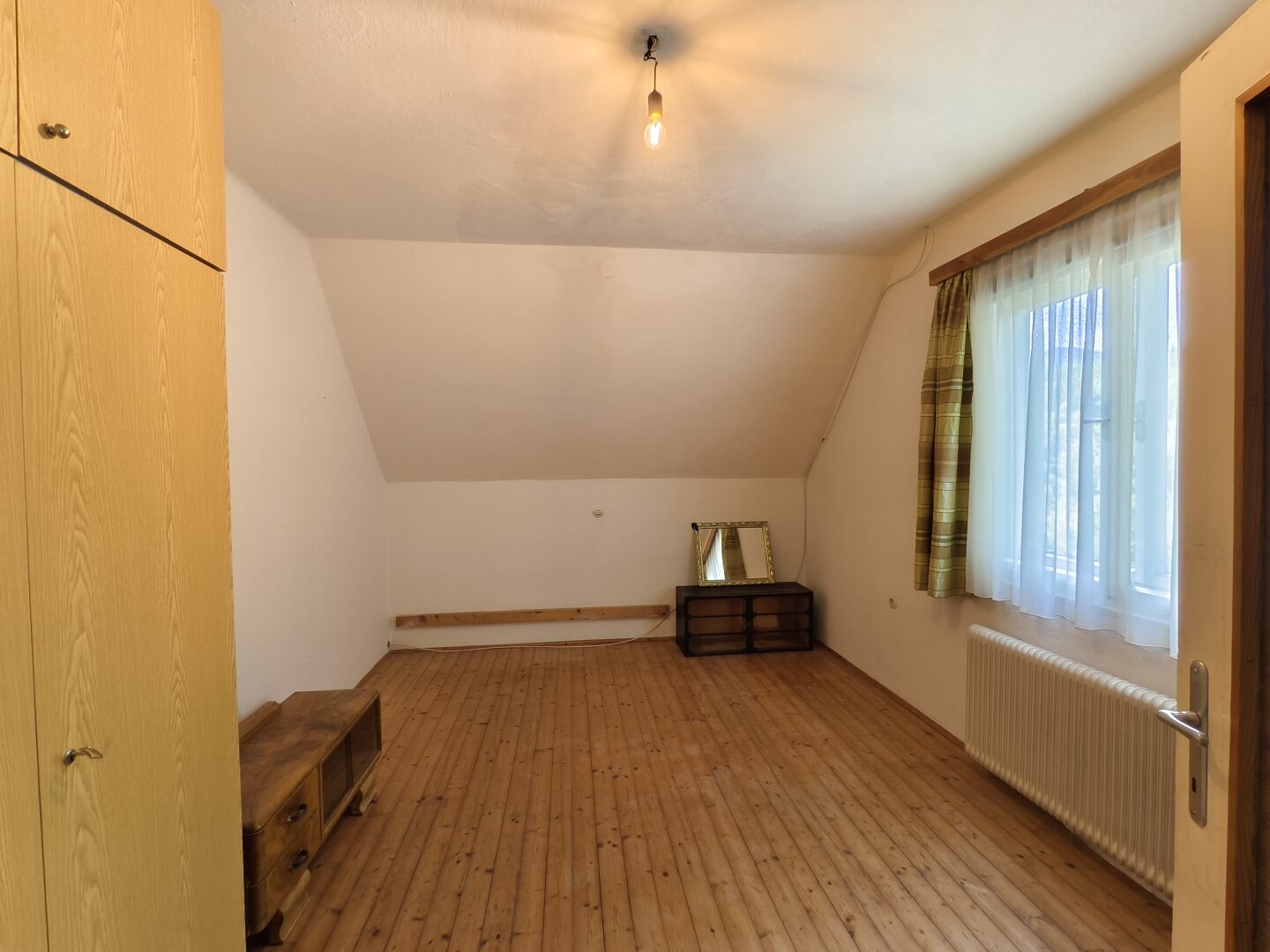 Sanierungsbedürftiges Einfamilienhaus mit Garagen & traumhaftem Ausblick in Oberaich