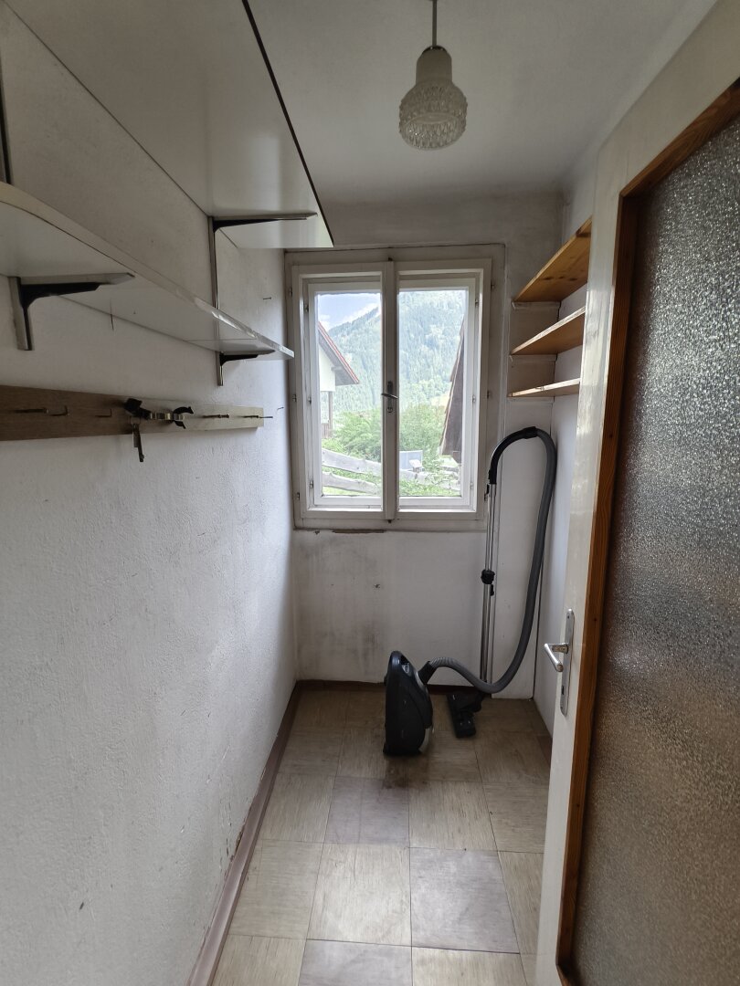 Sanierungsbedürftiges Einfamilienhaus mit Garagen & traumhaftem Ausblick in Oberaich
