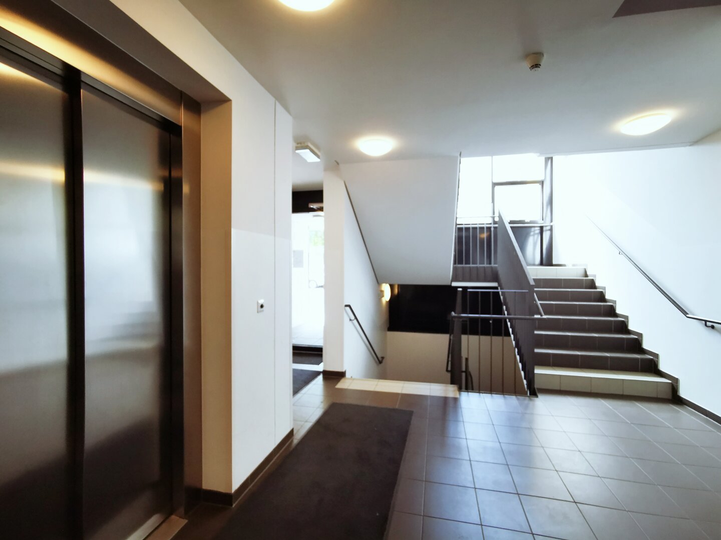Parkplatz im Wohnhaus 400m von U1 Kagraner Platz