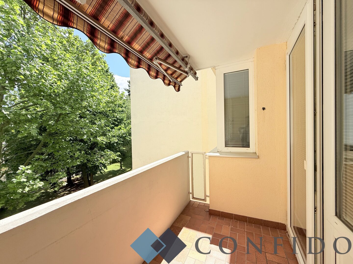 RUHELAGE in Klosterneuburg - Sanierungsbedürftige 3 Zimmerwohnung mit Loggia und Grünblick