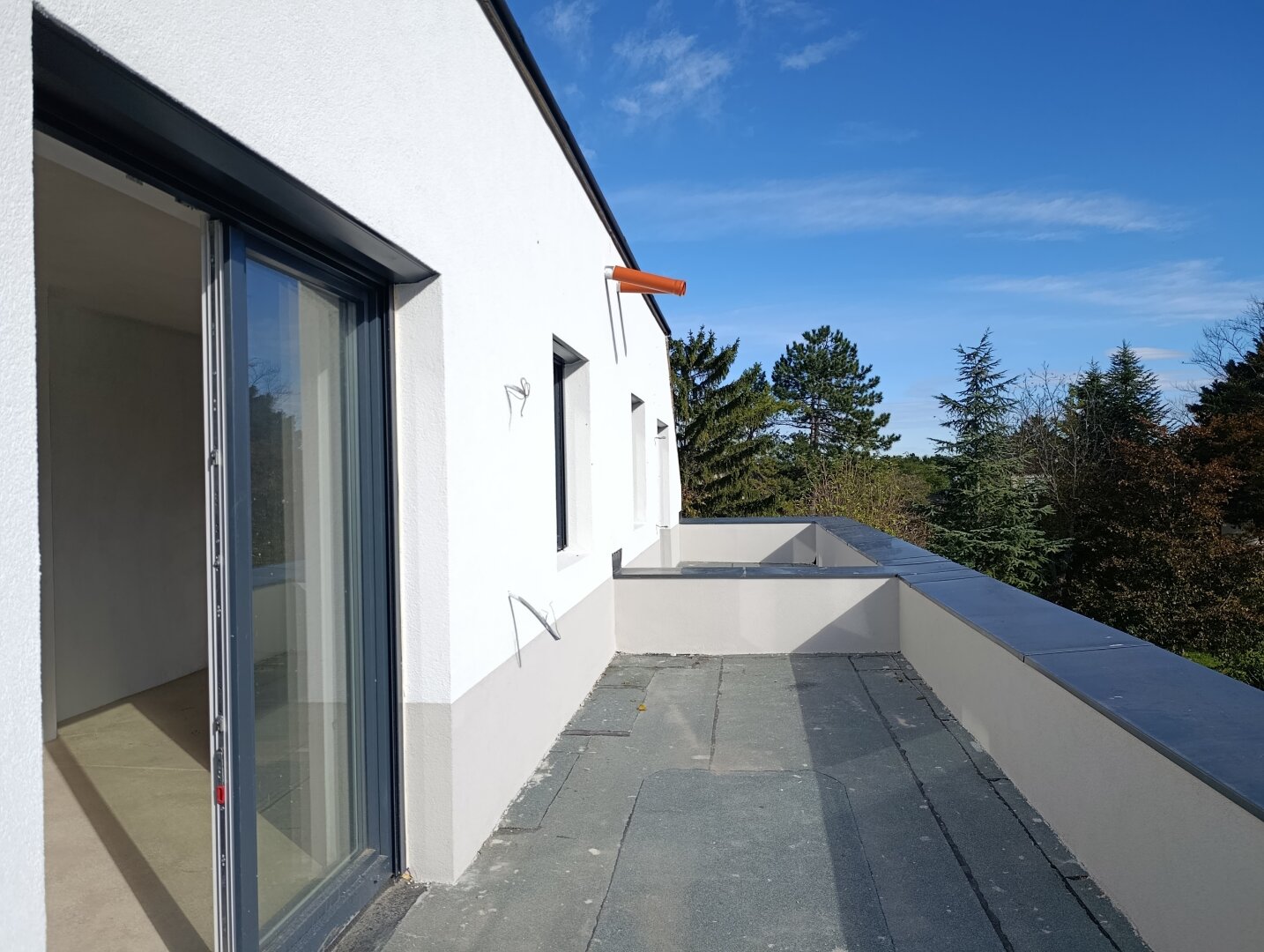 MODERNES FAMILIENHAUS MIT GARTEN & DACHTERRASSE – NUR 25 MIN. VON WIEN