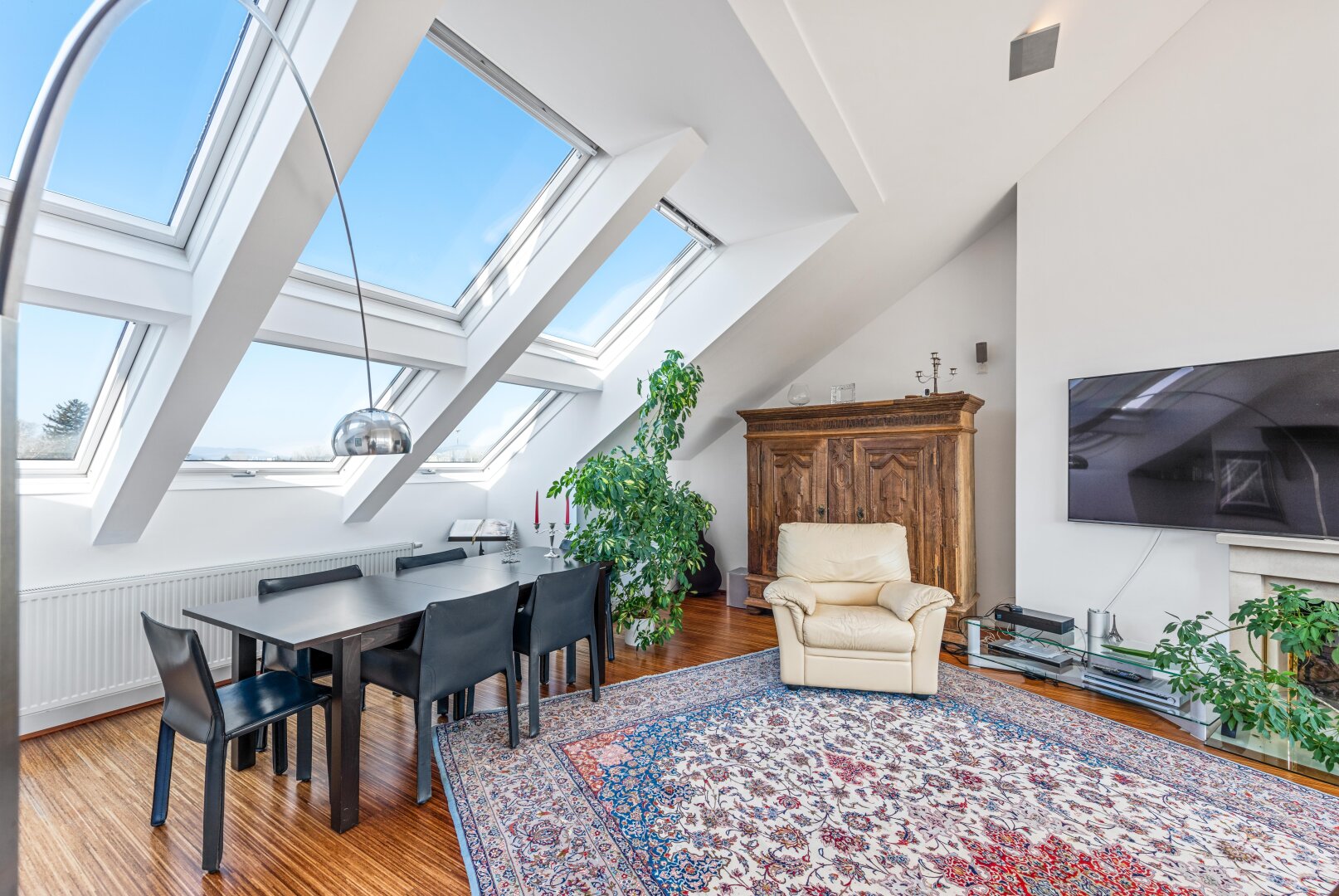 EXKLUSIVE LUXUS-MAISONETTE MIT TERRASSE, SAUNA & 2 GARAGENPLÄTZEN