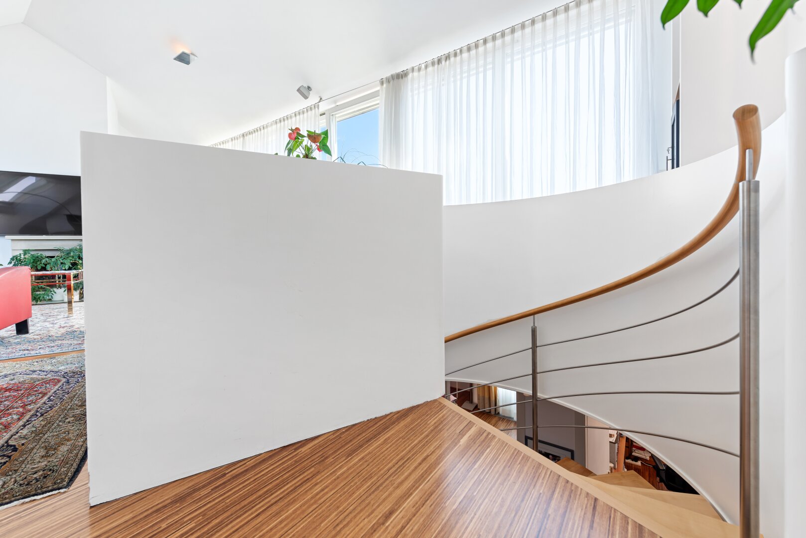 EXKLUSIVE LUXUS-MAISONETTE MIT TERRASSE, SAUNA & 2 GARAGENPLÄTZEN