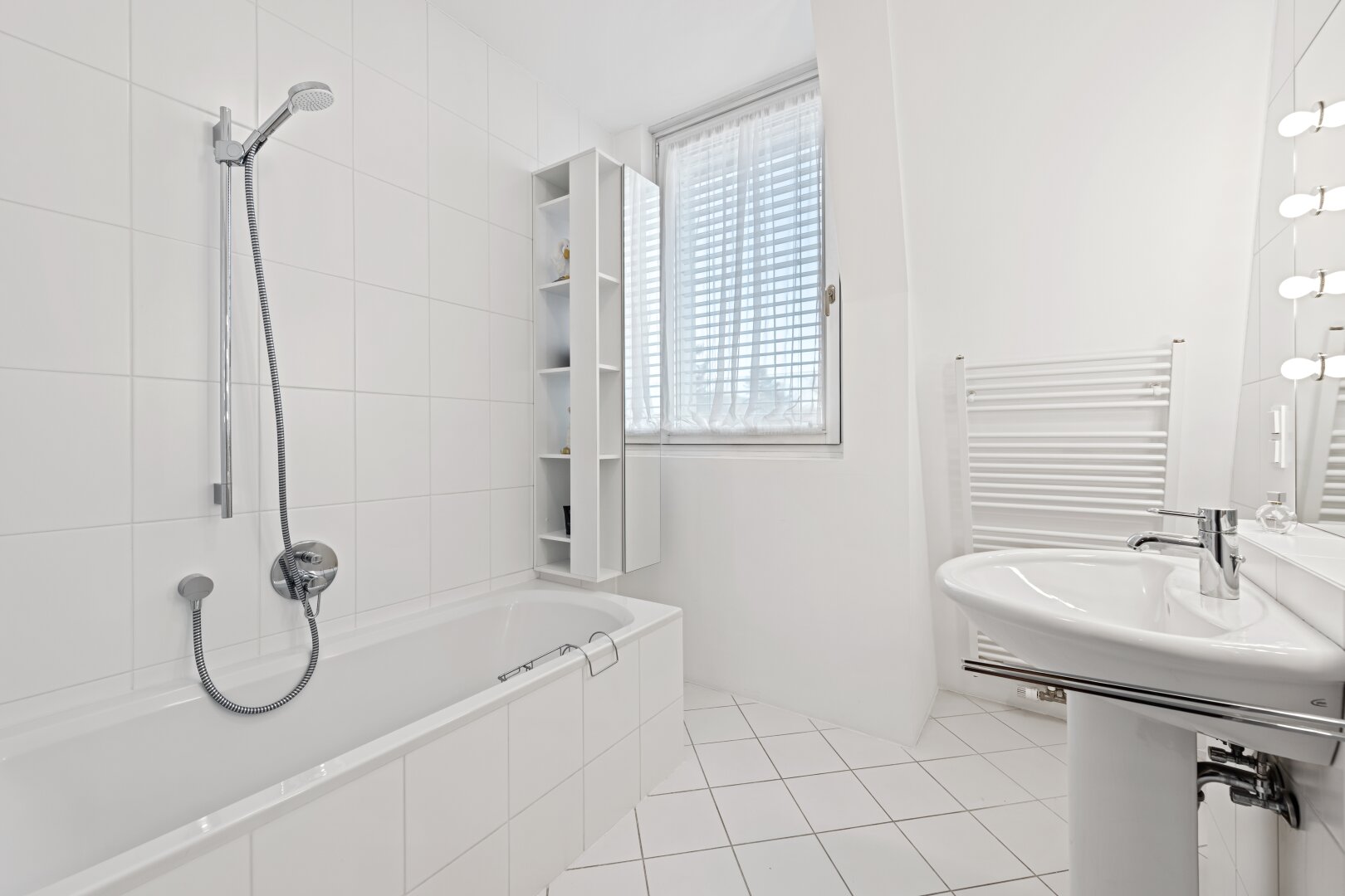 EXKLUSIVE LUXUS-MAISONETTE MIT TERRASSE, SAUNA & 2 GARAGENPLÄTZEN