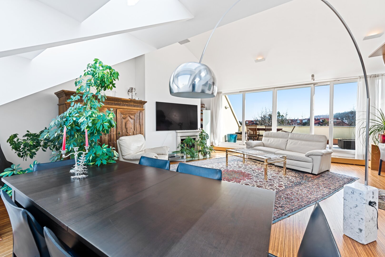 EXKLUSIVE LUXUS-MAISONETTE MIT TERRASSE, SAUNA & 2 GARAGENPLÄTZEN