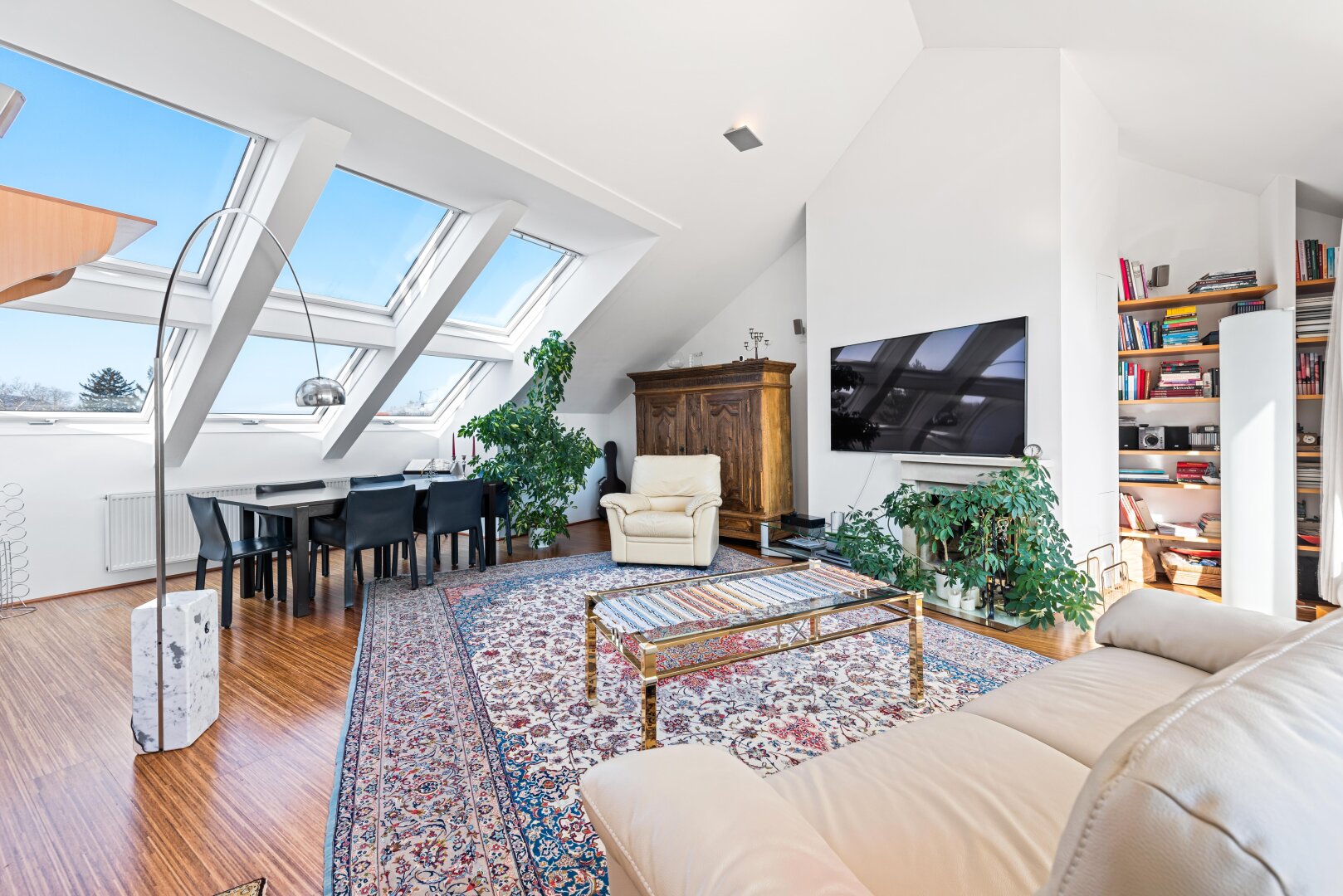 EXKLUSIVE LUXUS-MAISONETTE MIT TERRASSE, SAUNA & 2 GARAGENPLÄTZEN