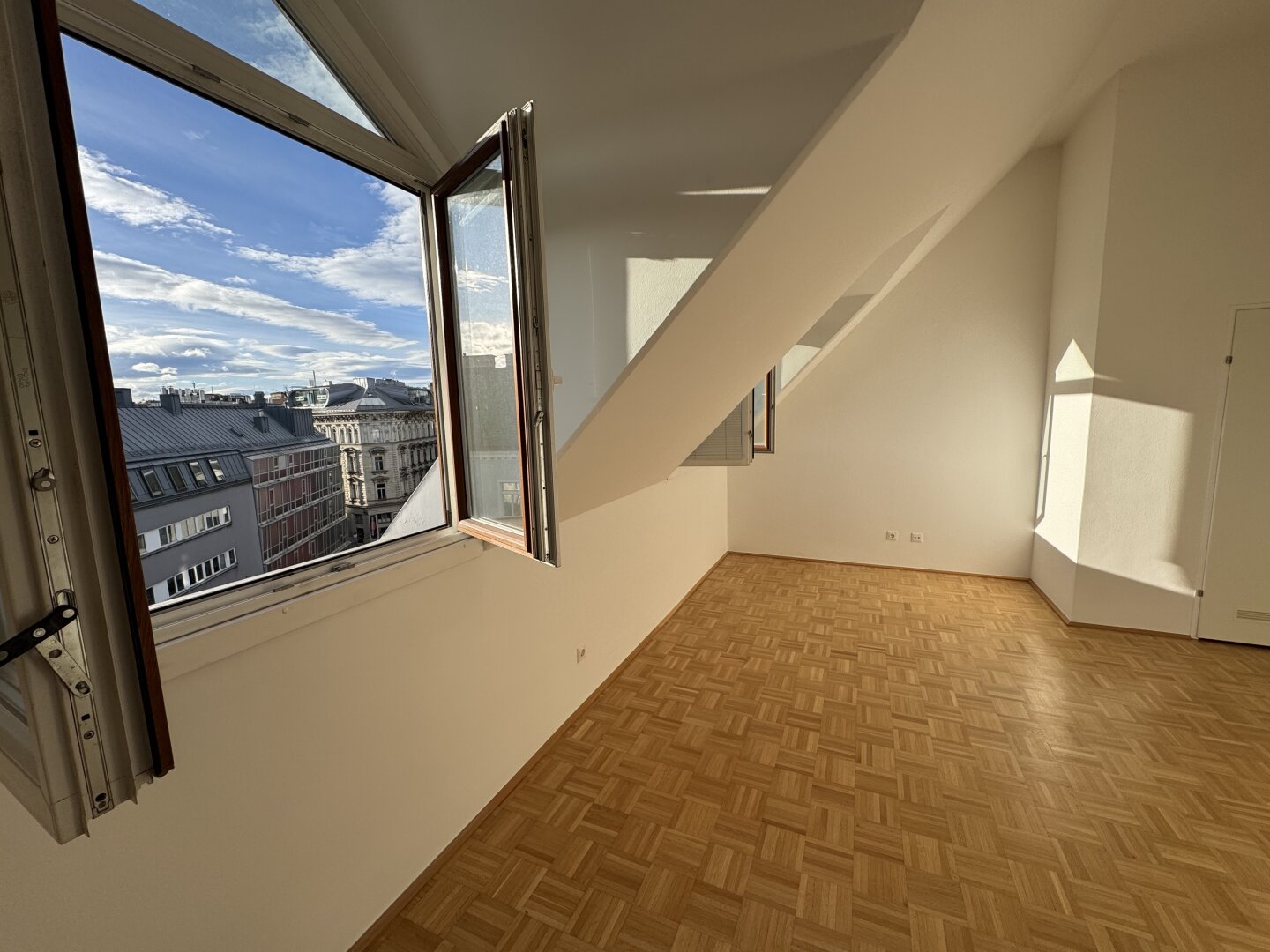 Charmante DG-Wohnung | 46 m² | hell & ruhig | Nähe U4/Naschmarkt | € 1.090