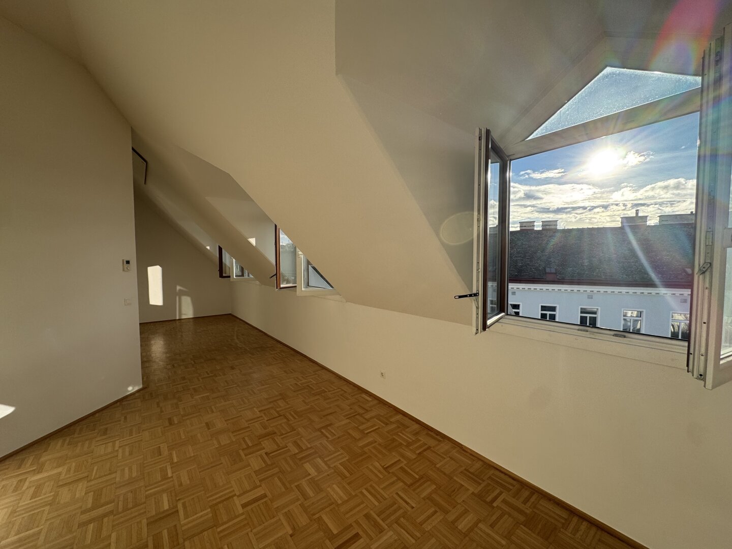 Charmante DG-Wohnung | 46 m² | hell & ruhig | Nähe U4/Naschmarkt | € 1.090