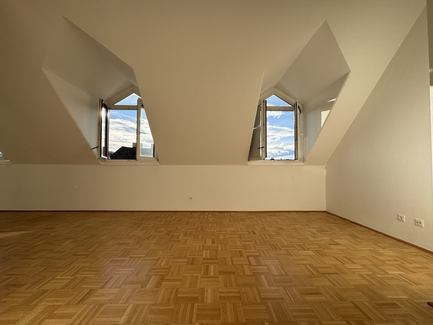 Charmante DG-Wohnung | 46 m² | hell & ruhig | Nähe U4/Naschmarkt | € 1.090