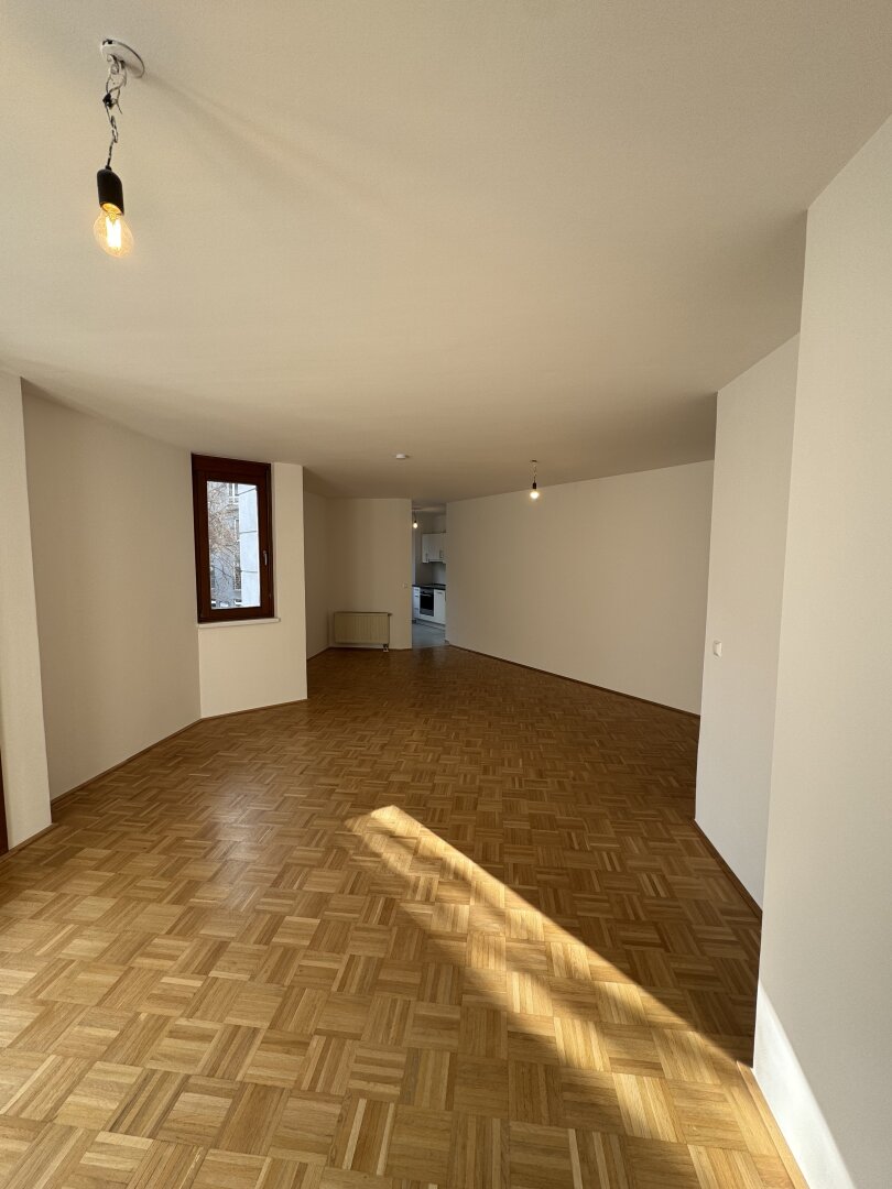 Sonnige 1-Zimmer-Wohnung mit Panorama-Loggia & Grünblick | nahe U4/Naschmarkt