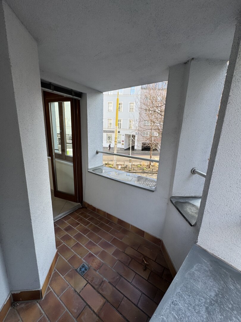 Sonnige 1-Zimmer-Wohnung mit Panorama-Loggia & Grünblick | nahe U4/Naschmarkt