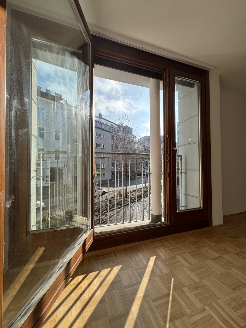 Sonnige 1-Zimmer-Wohnung mit Panorama-Loggia & Grünblick | nahe U4/Naschmarkt