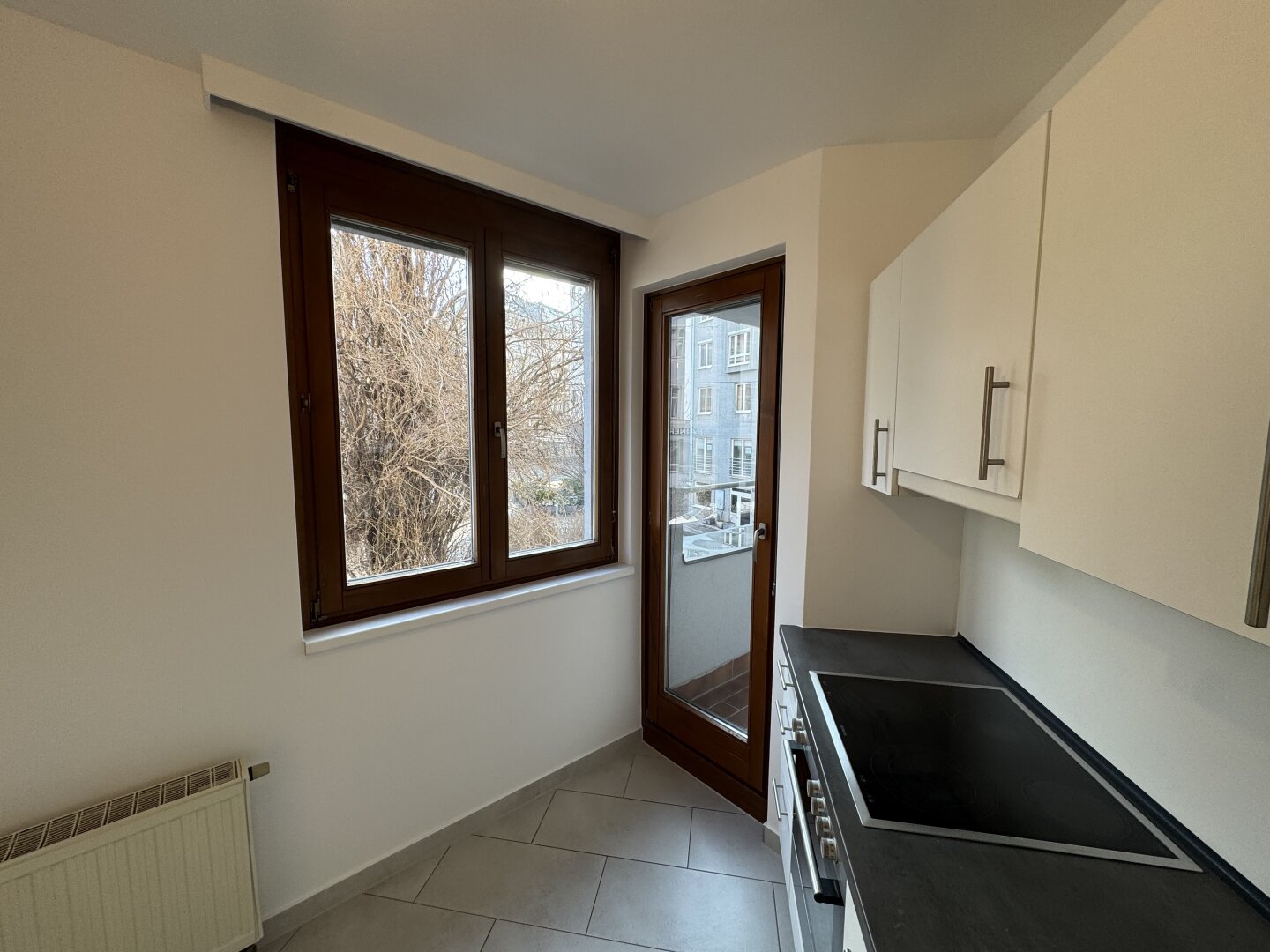Sonnige 1-Zimmer-Wohnung mit Panorama-Loggia & Grünblick | nahe U4/Naschmarkt