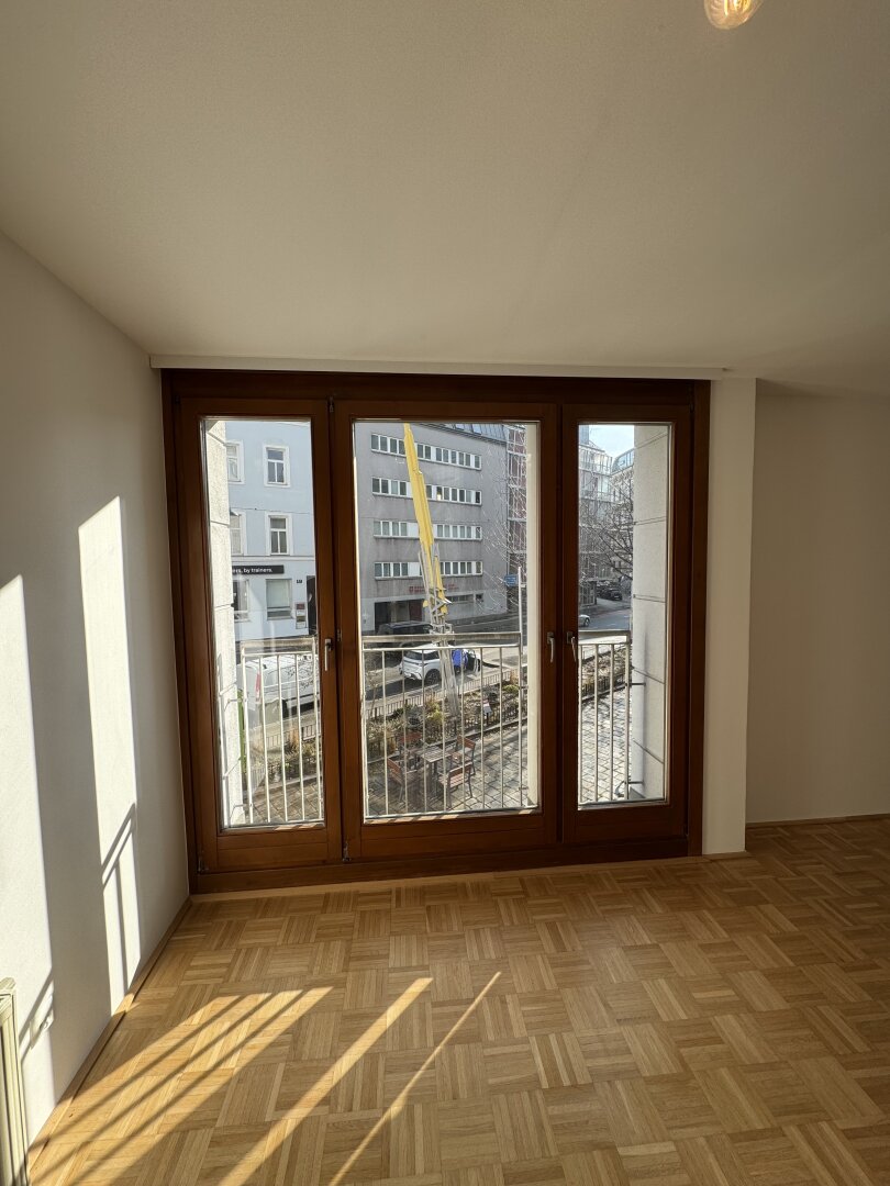 Sonnige 1-Zimmer-Wohnung mit Panorama-Loggia & Grünblick | nahe U4/Naschmarkt