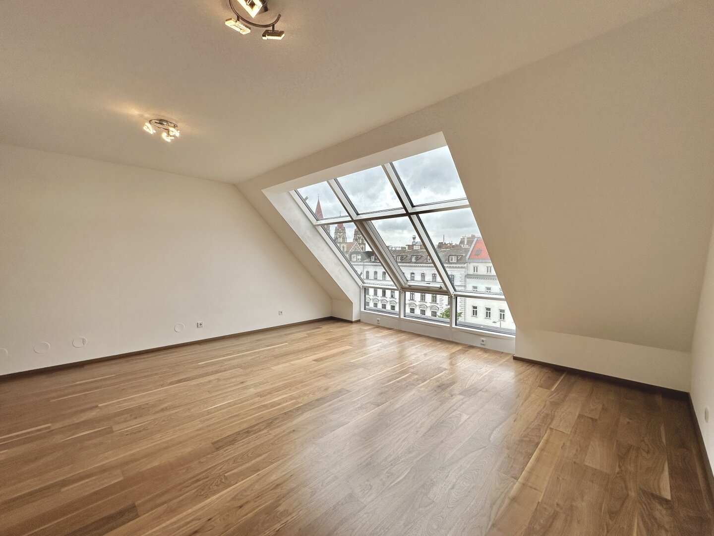 Frisch renovierte Dachgeschoss - Maisonette mit 2 Terrassen, Kamin und Klimaanlage