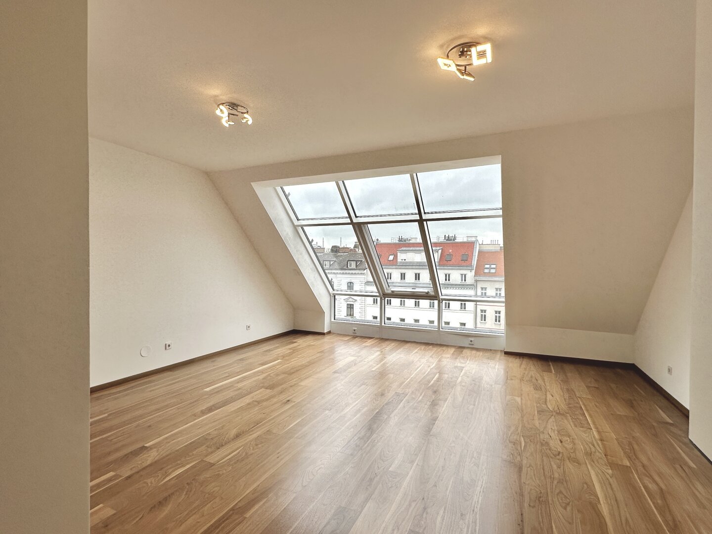 Frisch renovierte Dachgeschoss - Maisonette mit 2 Terrassen, Kamin und Klimaanlage