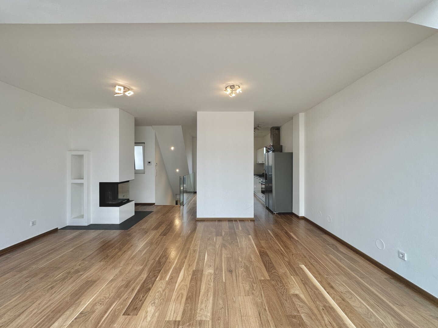 Frisch renovierte Dachgeschoss - Maisonette mit 2 Terrassen, Kamin und Klimaanlage