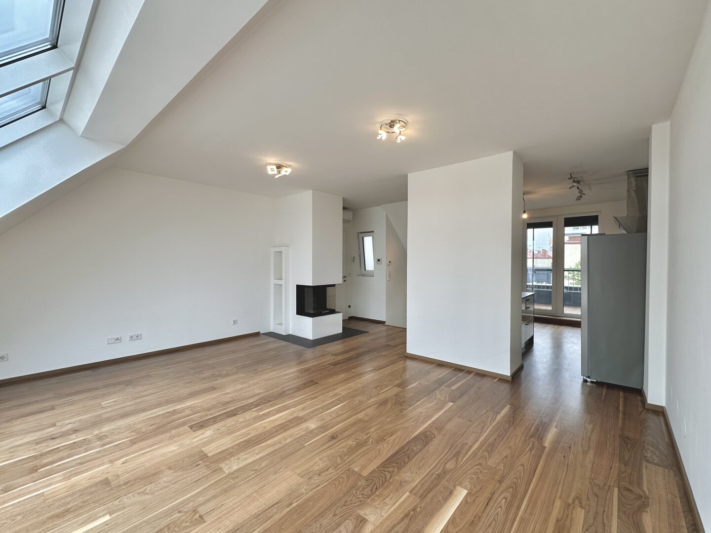 Frisch renovierte Dachgeschoss - Maisonette mit 2 Terrassen, Kamin und Klimaanlage