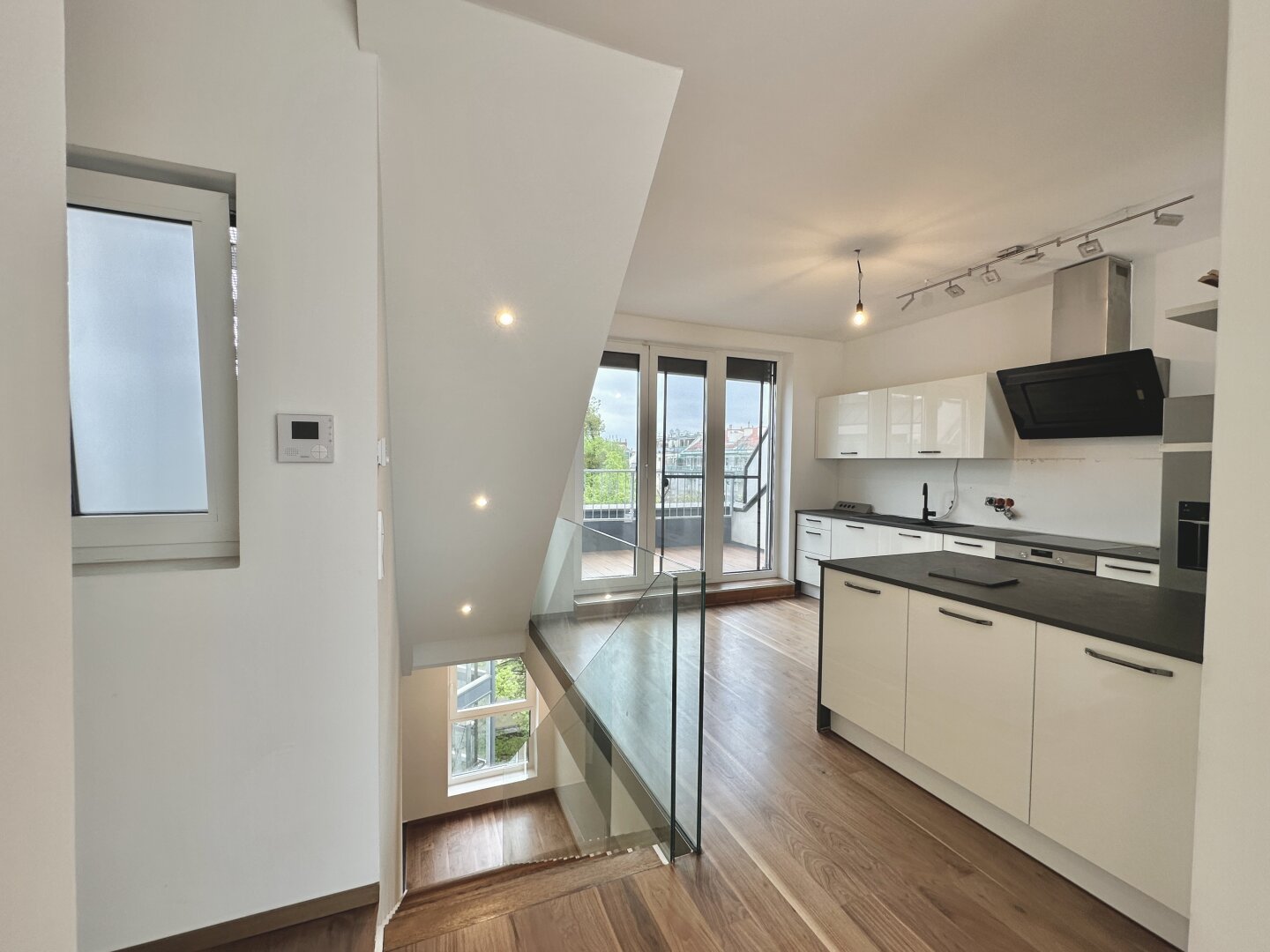 Frisch renovierte Dachgeschoss - Maisonette mit 2 Terrassen, Kamin und Klimaanlage