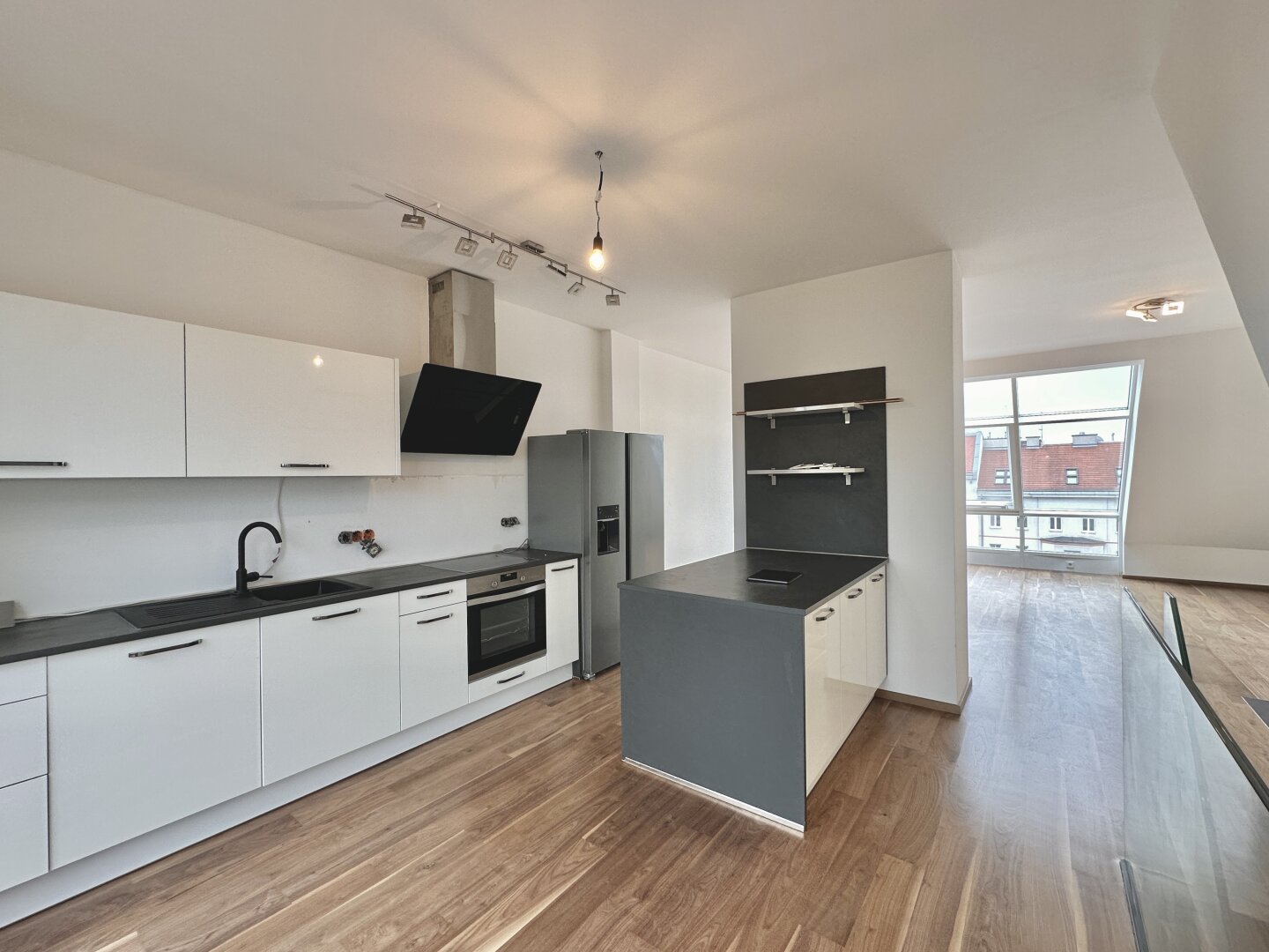 Frisch renovierte Dachgeschoss - Maisonette mit 2 Terrassen, Kamin und Klimaanlage