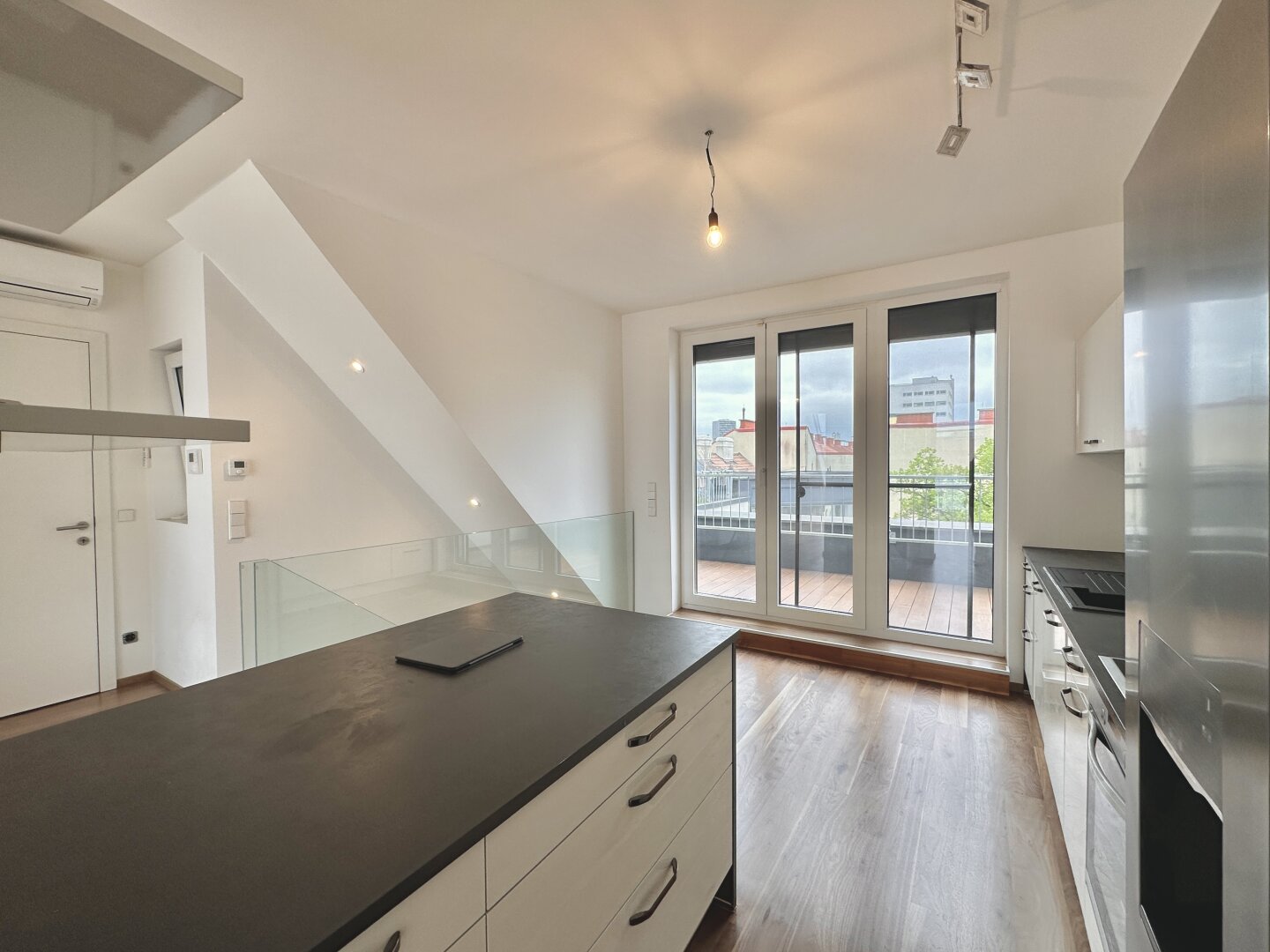 Frisch renovierte Dachgeschoss - Maisonette mit 2 Terrassen, Kamin und Klimaanlage