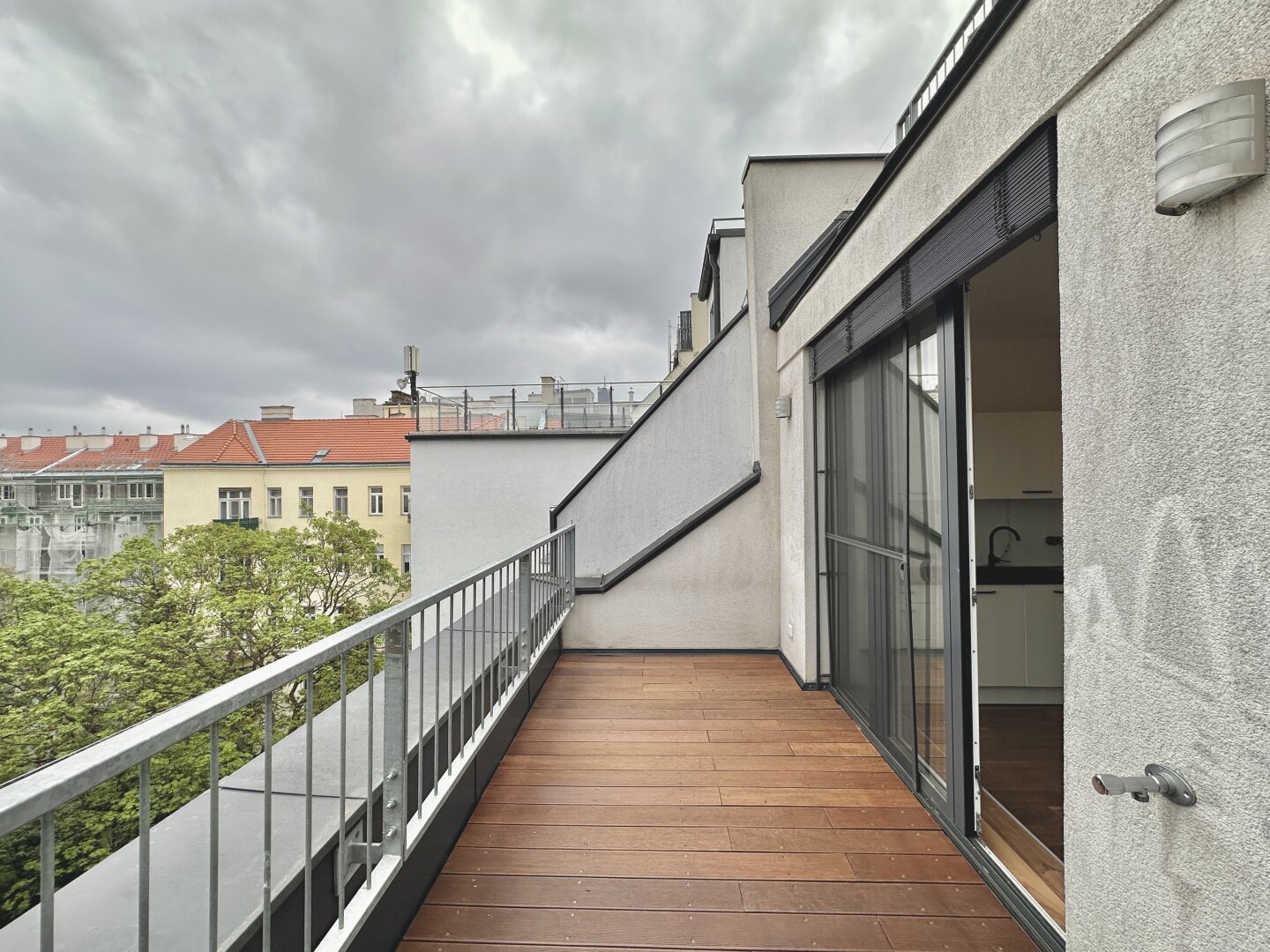 Frisch renovierte Dachgeschoss - Maisonette mit 2 Terrassen, Kamin und Klimaanlage