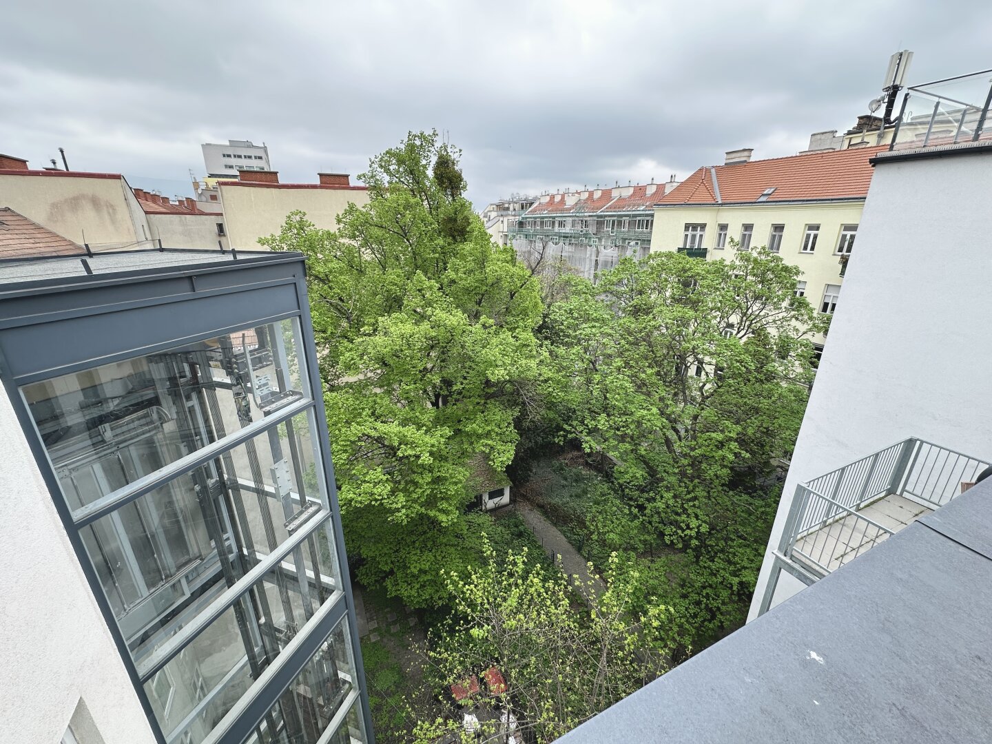 Frisch renovierte Dachgeschoss - Maisonette mit 2 Terrassen, Kamin und Klimaanlage
