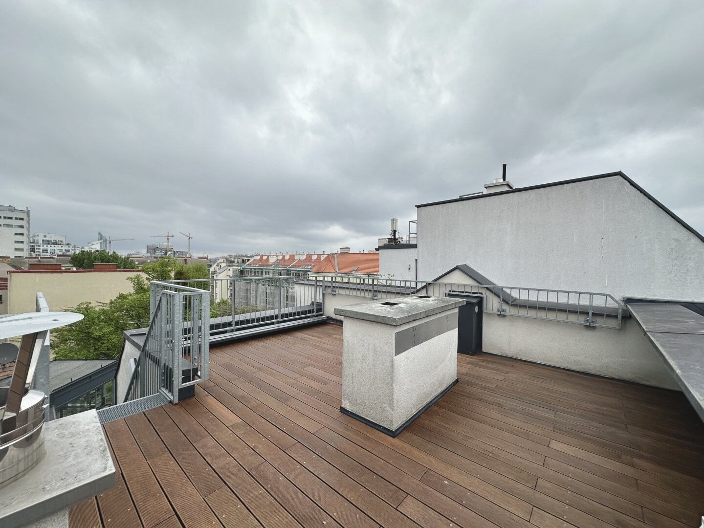 Frisch renovierte Dachgeschoss - Maisonette mit 2 Terrassen, Kamin und Klimaanlage