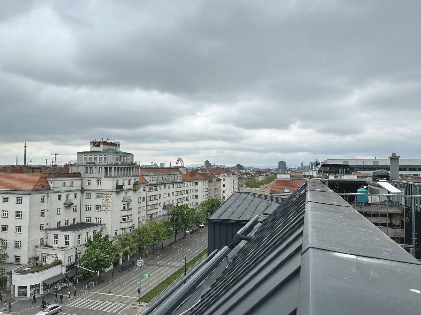 Frisch renovierte Dachgeschoss - Maisonette mit 2 Terrassen, Kamin und Klimaanlage