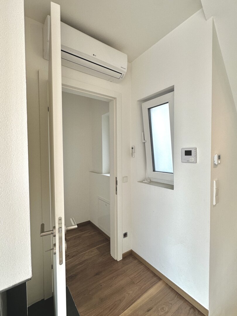 Frisch renovierte Dachgeschoss - Maisonette mit 2 Terrassen, Kamin und Klimaanlage