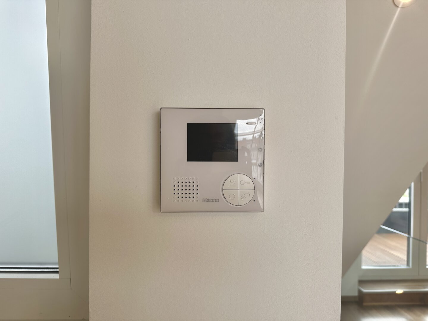 Frisch renovierte Dachgeschoss - Maisonette mit 2 Terrassen, Kamin und Klimaanlage