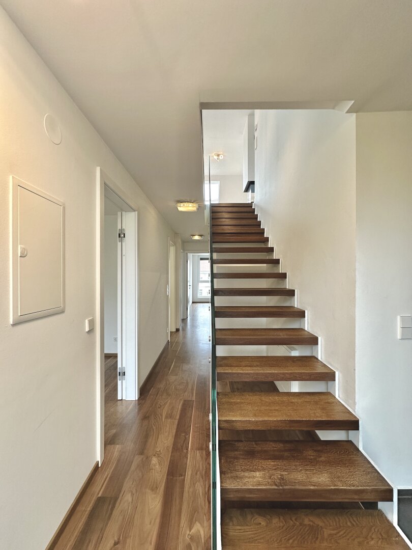 Frisch renovierte Dachgeschoss - Maisonette mit 2 Terrassen, Kamin und Klimaanlage