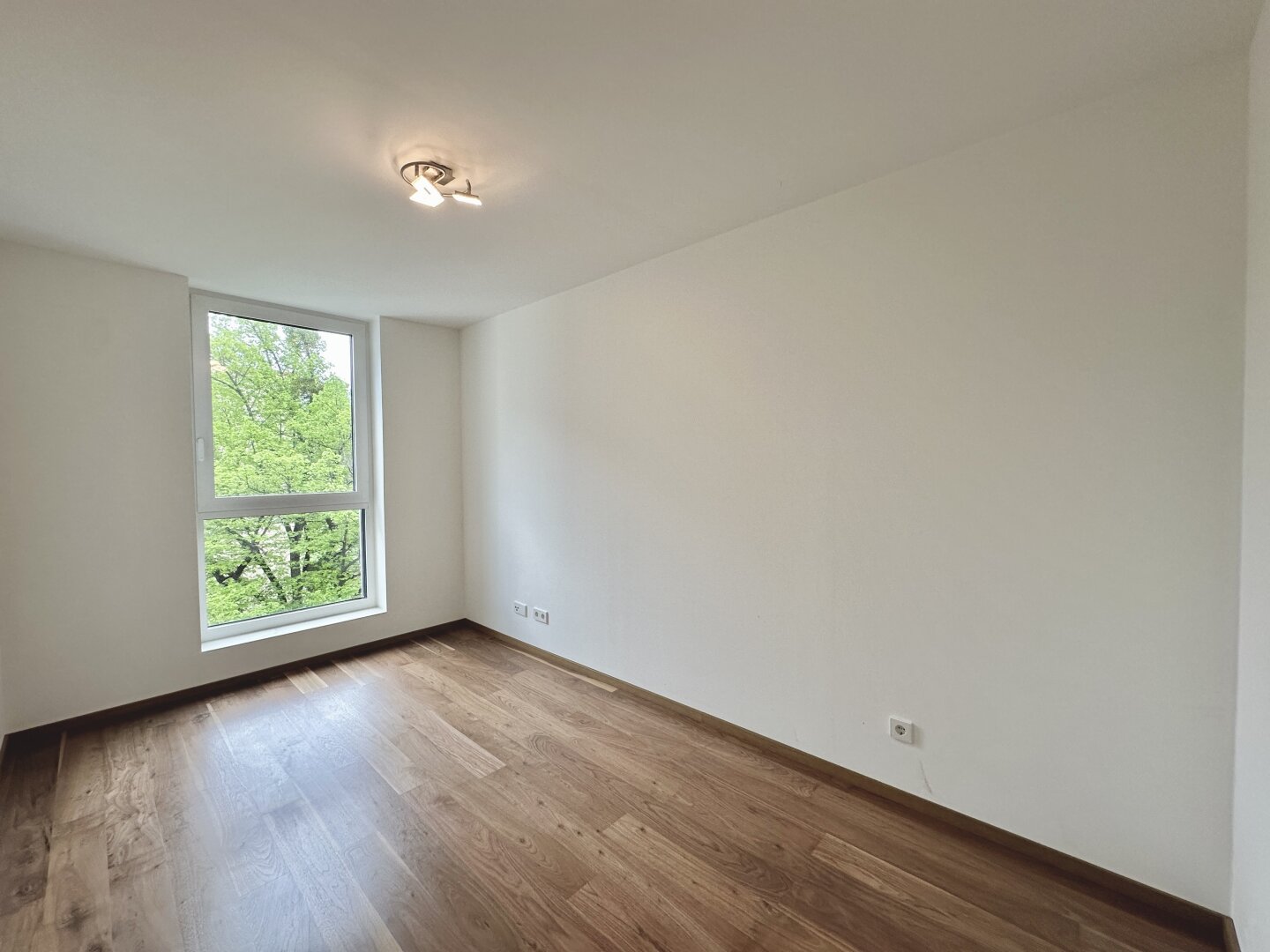 Frisch renovierte Dachgeschoss - Maisonette mit 2 Terrassen, Kamin und Klimaanlage