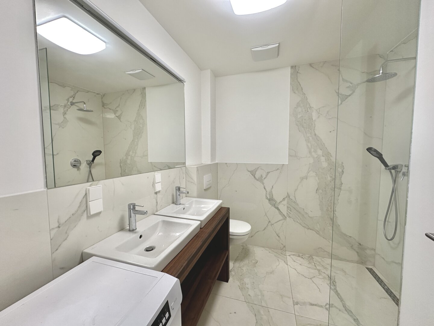 Frisch renovierte Dachgeschoss - Maisonette mit 2 Terrassen, Kamin und Klimaanlage