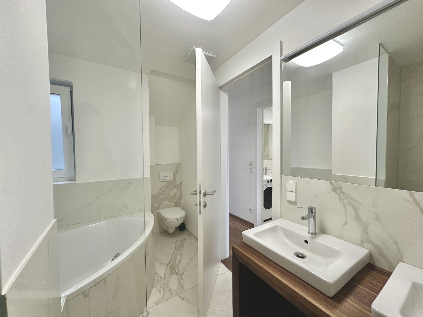 Frisch renovierte Dachgeschoss - Maisonette mit 2 Terrassen, Kamin und Klimaanlage