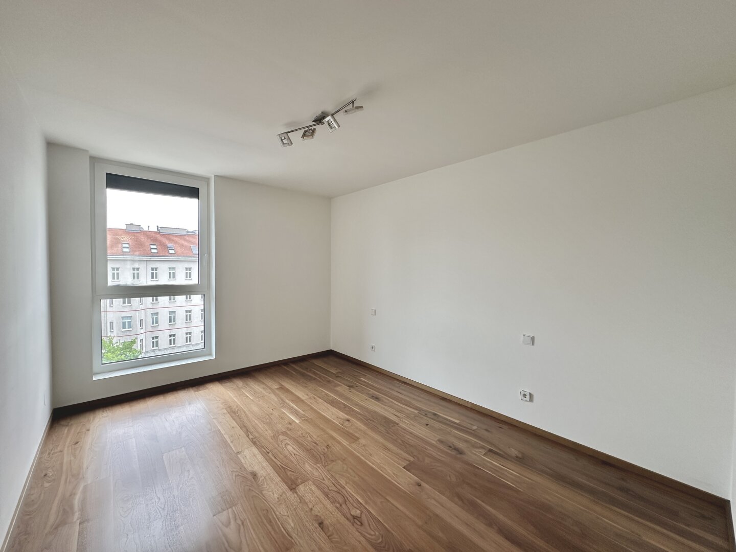 Frisch renovierte Dachgeschoss - Maisonette mit 2 Terrassen, Kamin und Klimaanlage