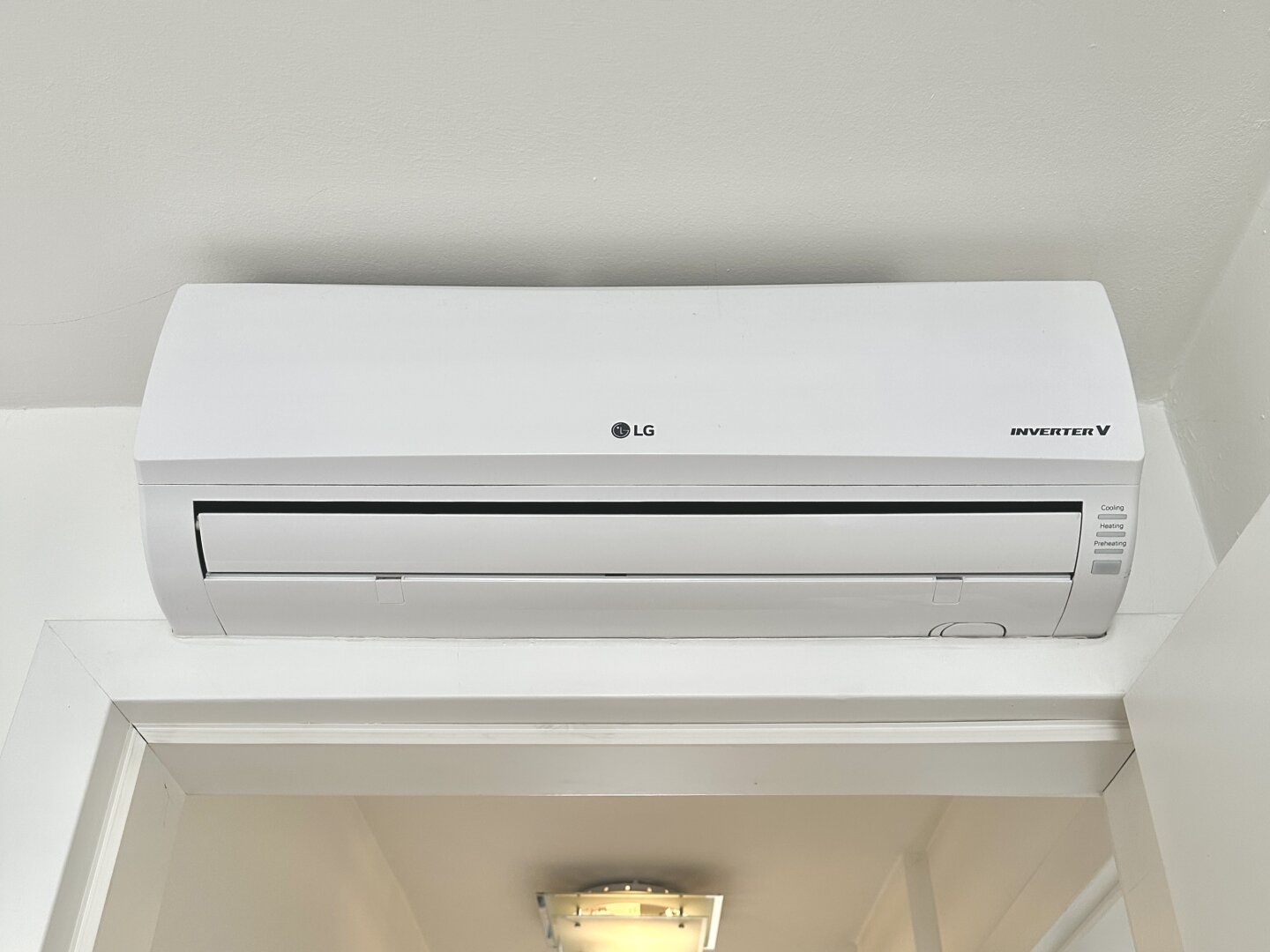 Frisch renovierte Dachgeschoss - Maisonette mit 2 Terrassen, Kamin und Klimaanlage