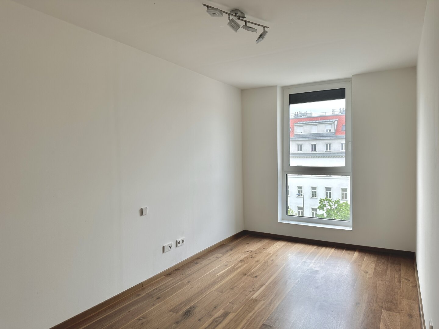 Frisch renovierte Dachgeschoss - Maisonette mit 2 Terrassen, Kamin und Klimaanlage