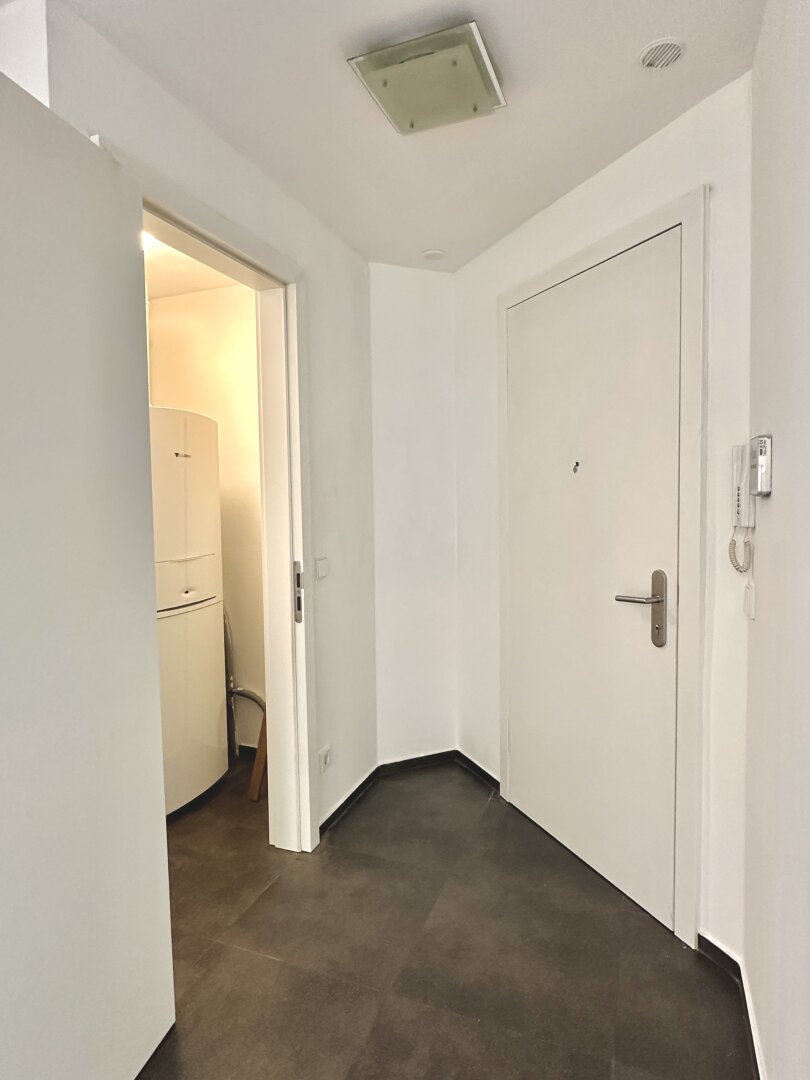 Frisch renovierte Dachgeschoss - Maisonette mit 2 Terrassen, Kamin und Klimaanlage