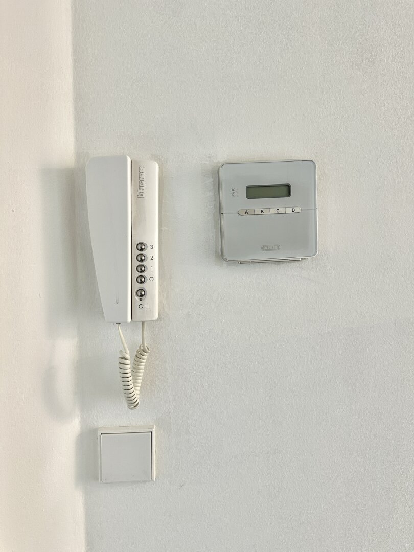 Frisch renovierte Dachgeschoss - Maisonette mit 2 Terrassen, Kamin und Klimaanlage